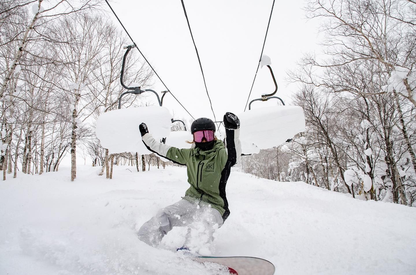 Snowboarder under closed lift in Rusutsu